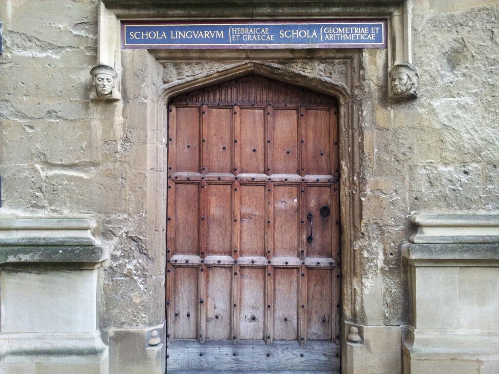 02 Oxford Detalhes de uma das portas em frente a Biblioteca Bodleian