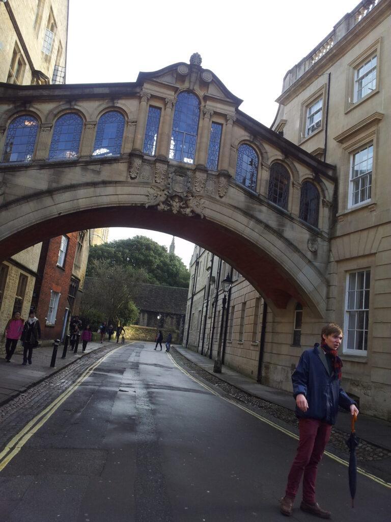 06 Oxford Nosso guia acompanhado da famosa Bridge of Sighs (Ponte dos Suspiros) de Oxford ao fundo