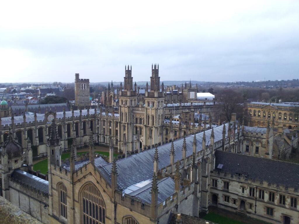 09 Oxford Vista de um lado da cidade de Oxford, topo da igreja de St. Mary