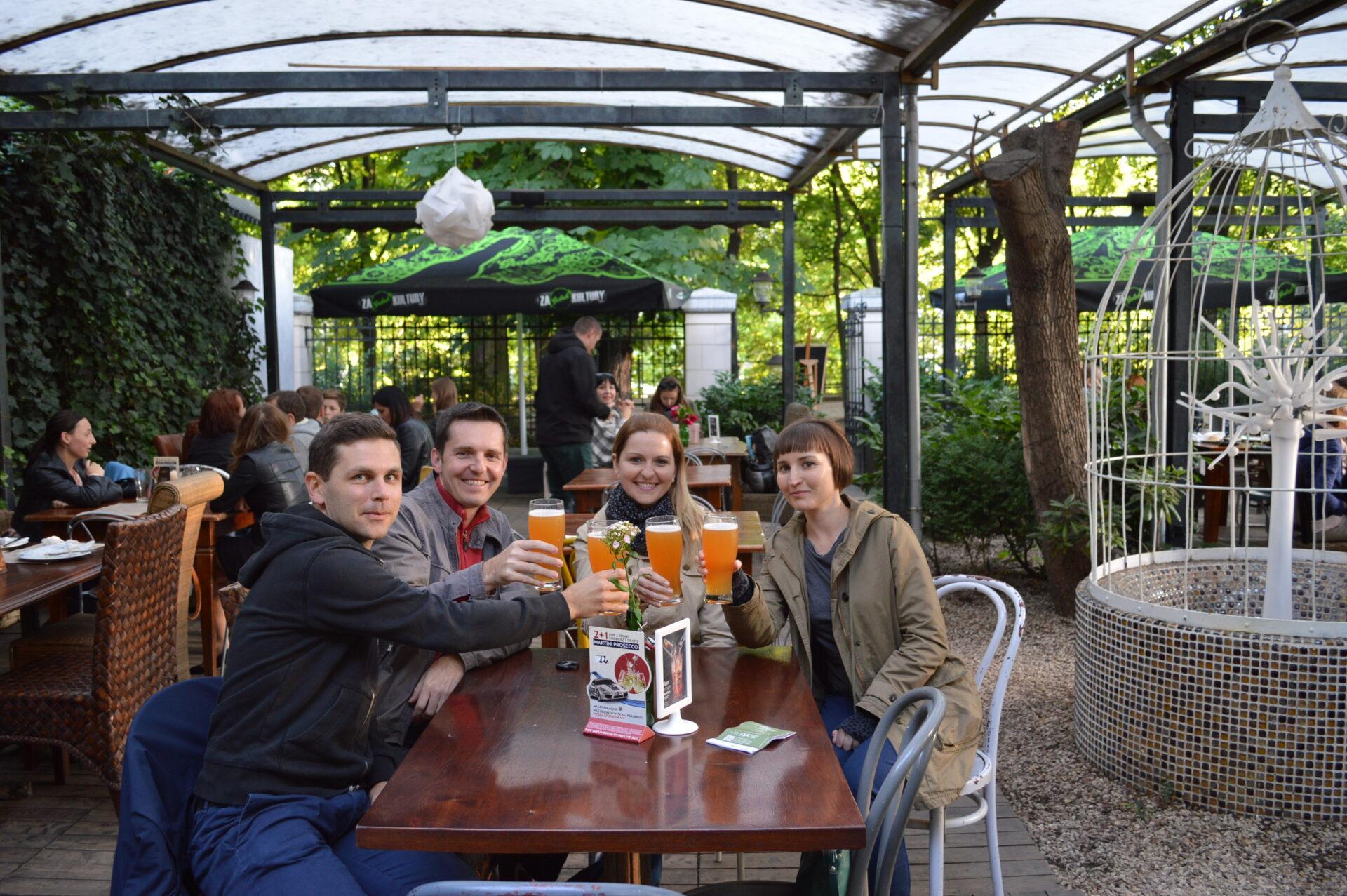 Cerveja artesanal com amigos polacos