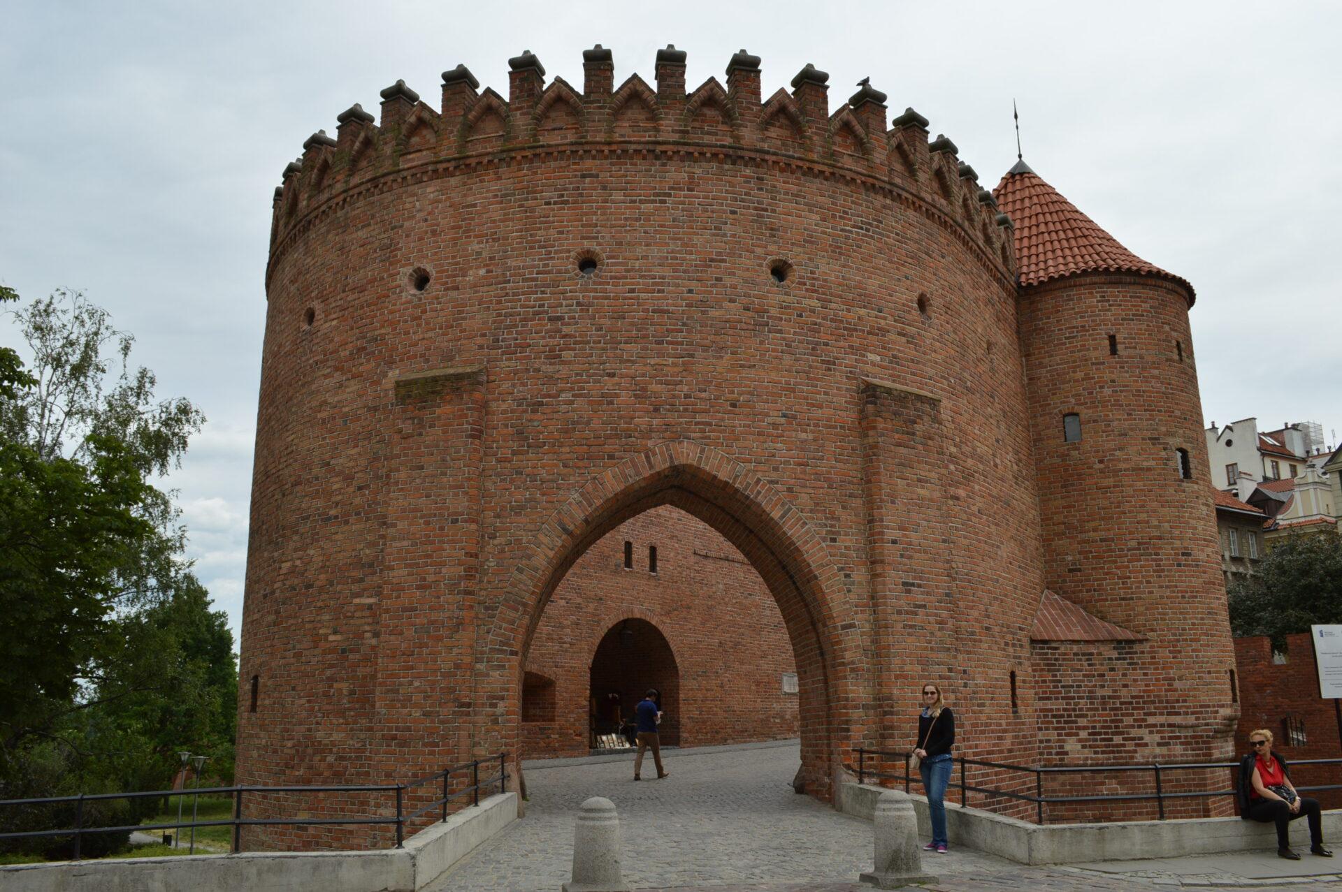 Polônia_Portão de entrada da antiga muralha do centro histórico de Varsóvia_Viajando Bem pela Europ