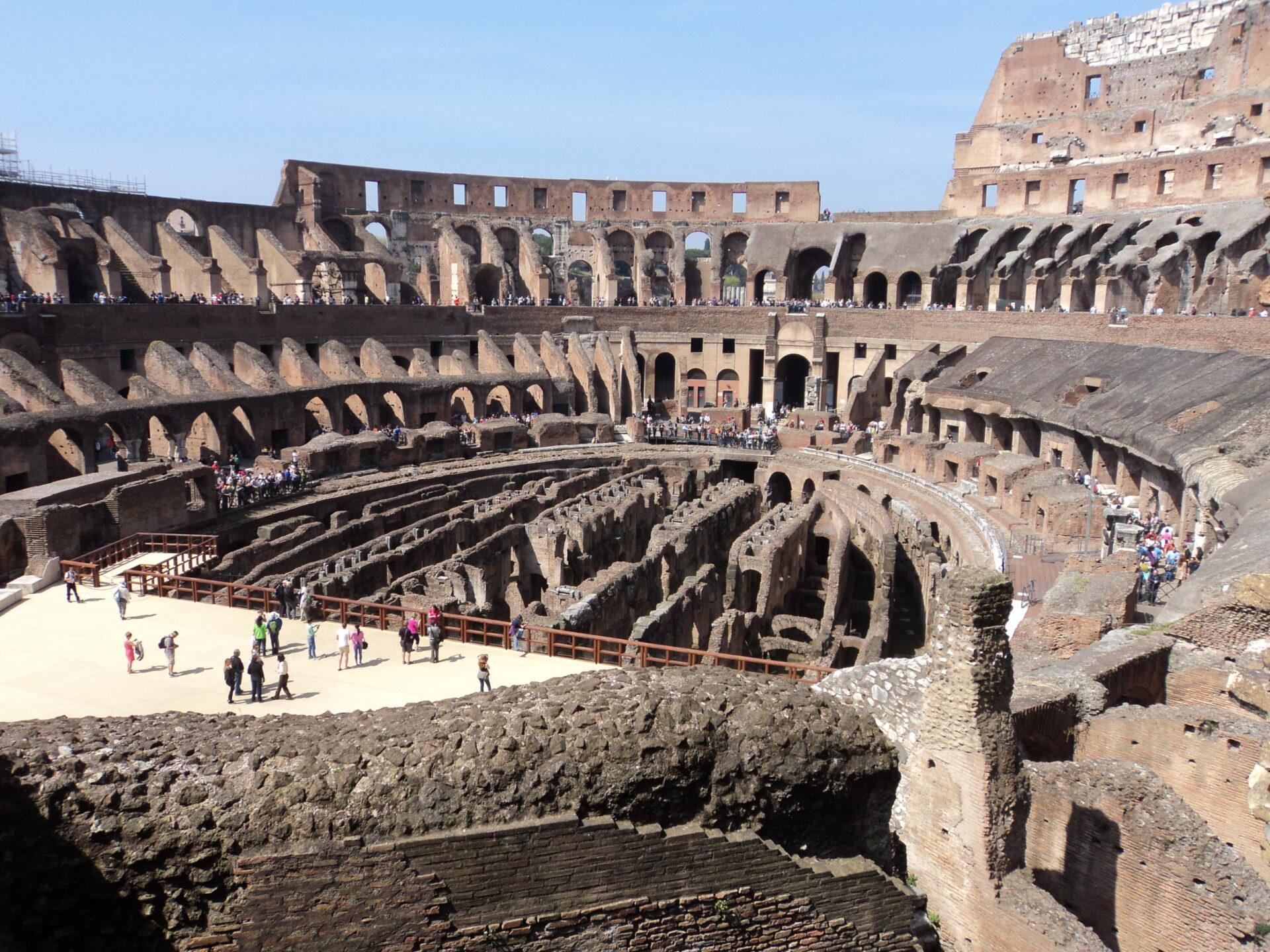 Europa na melhor idade_dentro do Coliseu_Viajando Bem