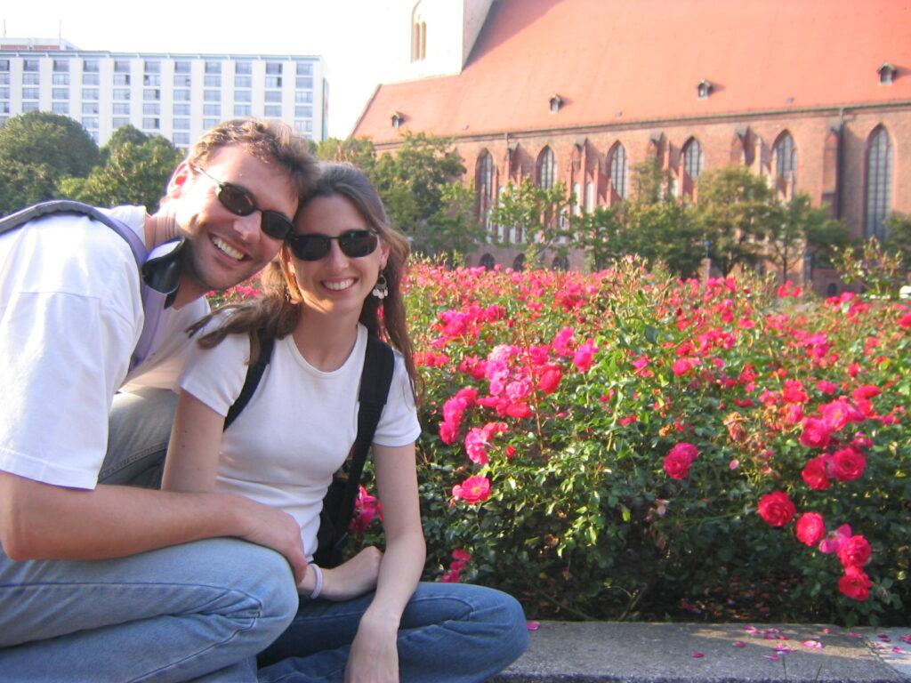 Aniversário do blog. Na foto: o consultor Rogério e sua companheira Letícia viajando bem pela Europa.